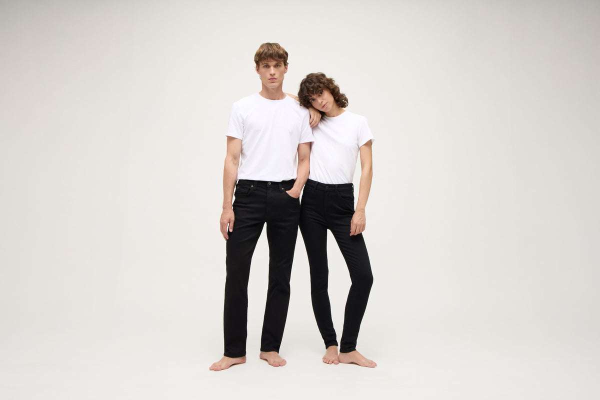 Blugi Crosby negru, față, purtați alături de un model bărbat în pantaloni negri
