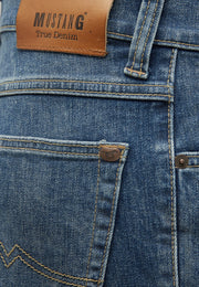 Blugi Tramper albastru mediu, detaliu, petic maro Mustang True Denim și nit cu siluetă de cal