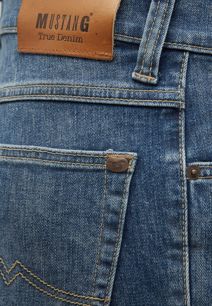 Blugi Tramper albastru mediu, detaliu, petic maro Mustang True Denim și nit cu siluetă de cal