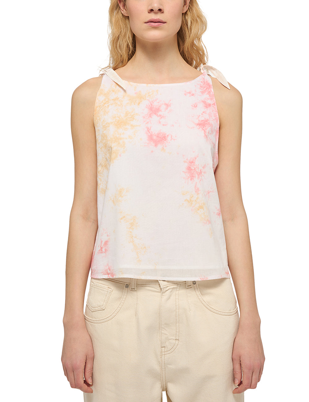 Tricou Evi Bow multicolor, față, purtat pe model, imprimeu tie-dye roz și portocaliu