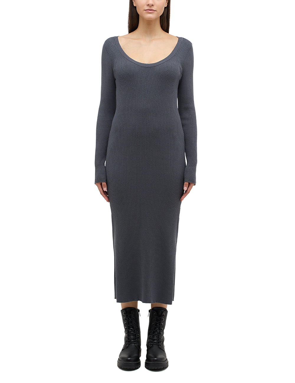 Rochie Slim Fanny Rib Knit gri, față, purtată pe model, decolteu rotund adânc