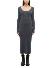 Rochie Slim Fanny Rib Knit gri, față, purtată pe model, decolteu rotund adânc