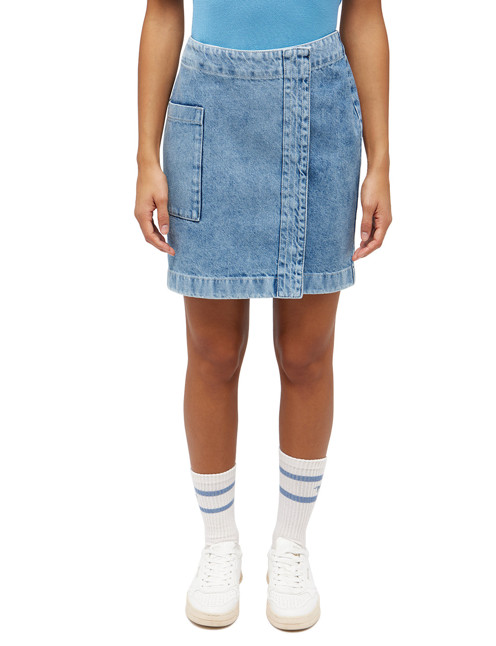 Fustă Lucile Denim albastru deschis, față, purtată, tiv asimetric, buzunar aplicat, spălăcire pronunțată