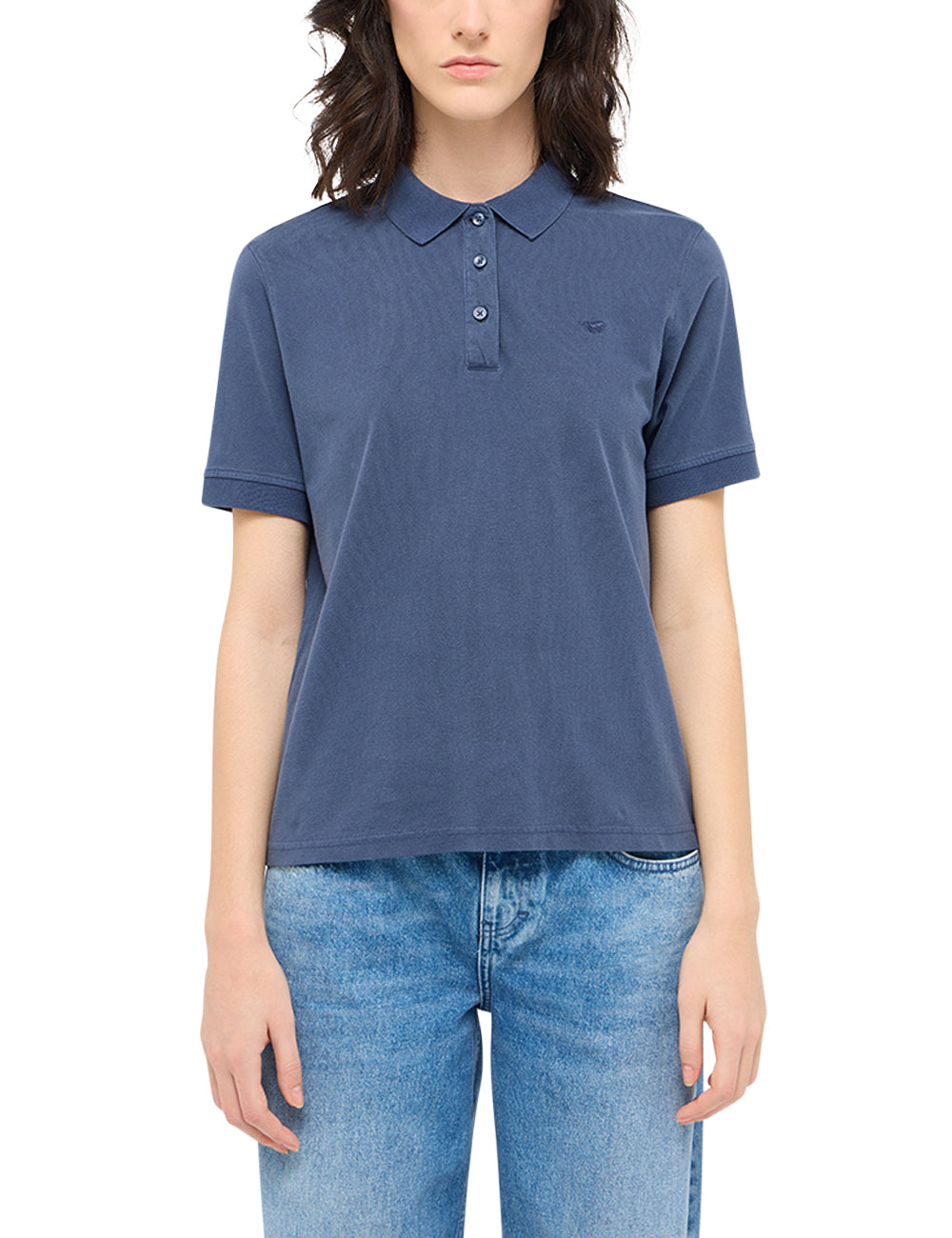 Tricou Corinne albastru-gri, față, purtat cu blugi albaștri, guler tip polo cu nasturi