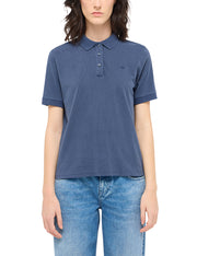 Tricou Corinne albastru-gri, față, purtat cu blugi albaștri, guler tip polo cu nasturi