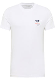 Tricou Austin alb, față, siglă mică pe piept cu cal alergând și textul „Mustang, Int. Jeans Company Since 1932”