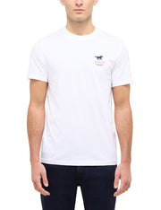 Tricou Austin alb, față, purtat pe model, siglă mică pe piept cu cal alergând și textul „Mustang”