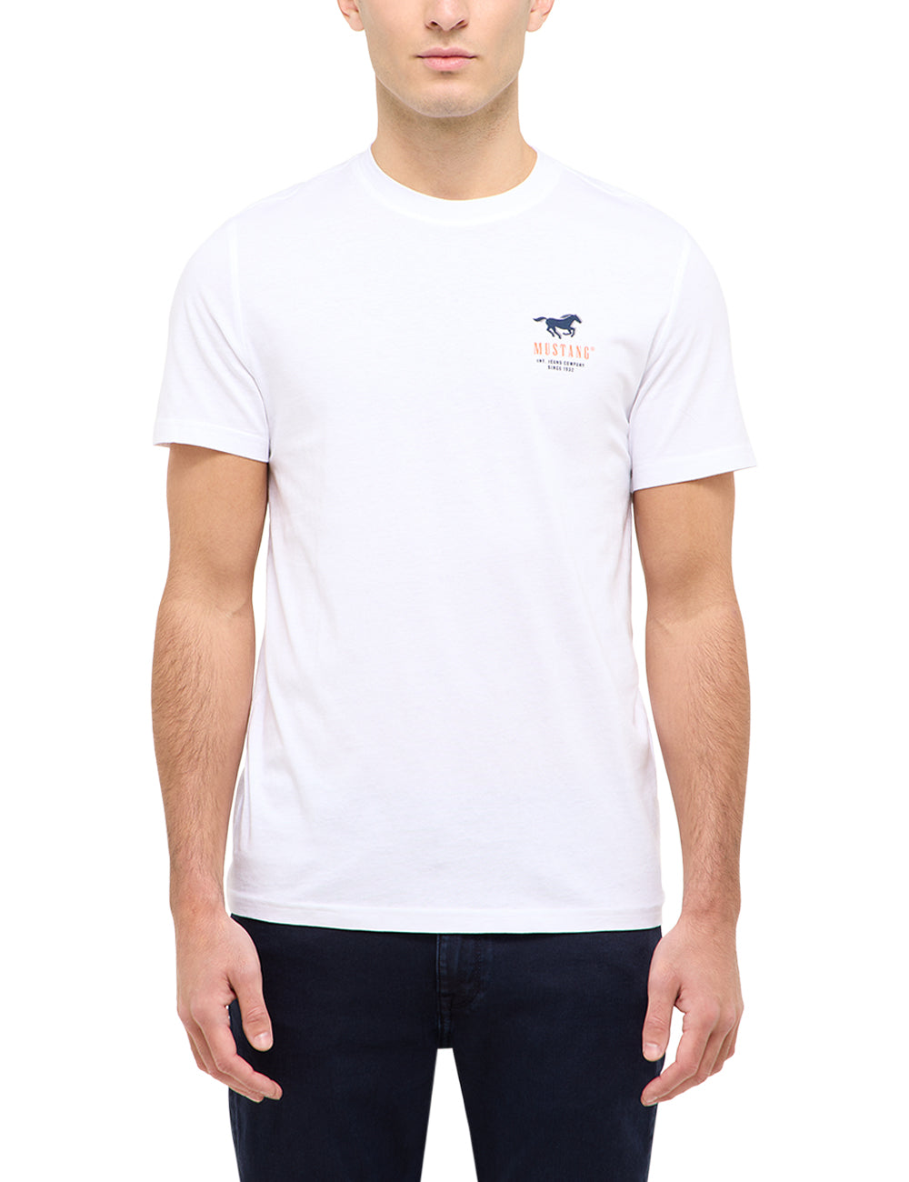 Tricou Austin alb, față, purtat pe model, siglă mică pe piept cu cal alergând și textul „Mustang”
