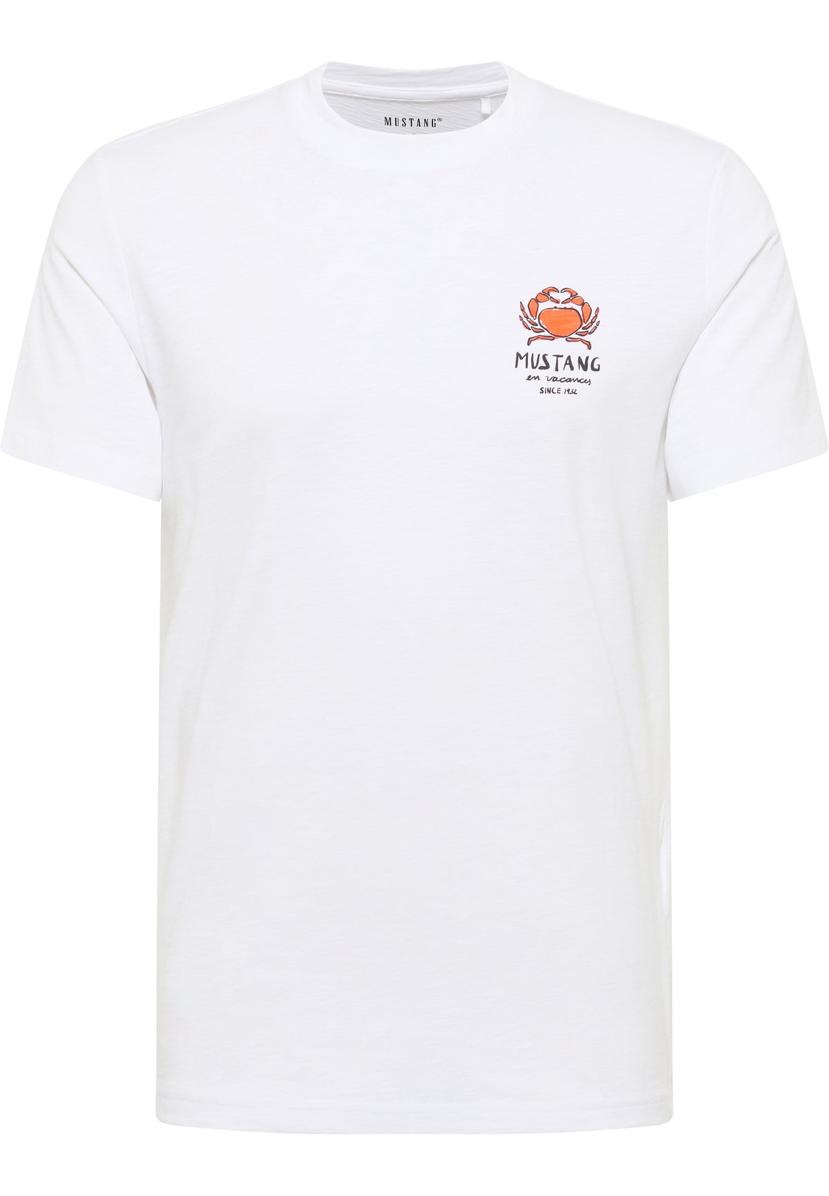 Tricou Austin alb, față, imprimeu mic cu rac și text „Mustang en vacances since 1932” pe piept
