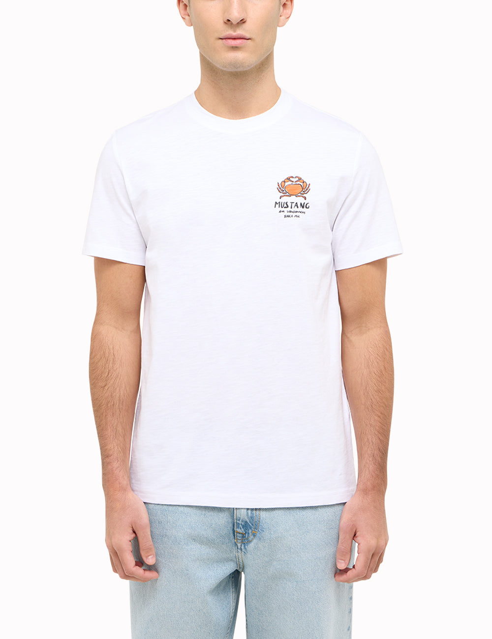 Tricou Austin alb, față, purtat pe model, imprimeu mic pe piept
