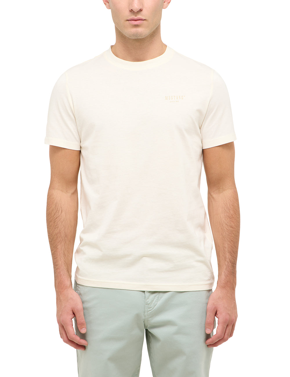 Tricou Austin alb crem, față, purtat pe model, imprimeu mic cu Mustang since 1932 pe piept