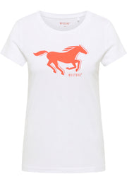 Tricou Slim Loa alb, față, imprimeu mare cu siluetă de cal galopând portocaliu și textul „Mustang”
