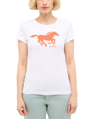 Tricou Slim Loa alb, față, purtat pe model, imprimeu cu siluetă de cal portocaliu pe piept