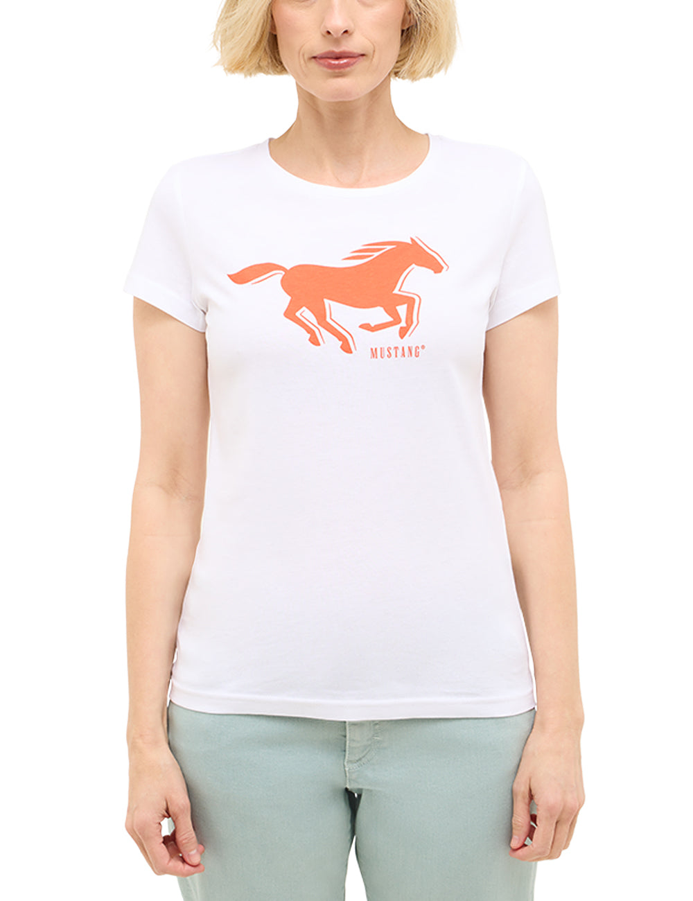 Tricou Slim Loa alb, față, purtat pe model, imprimeu cu siluetă de cal portocaliu pe piept