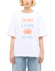 Tricou Welby alb, față, purtat cu blugi albaștri, imprimeu cu text și crab pe piept