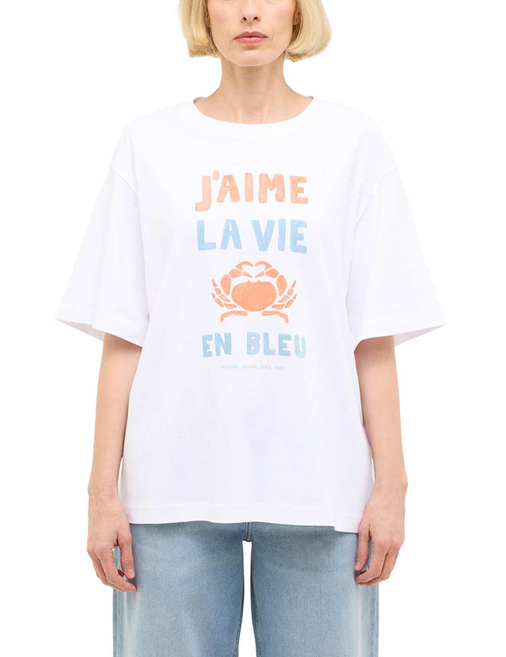 Tricou Welby alb, față, purtat cu blugi albaștri, imprimeu cu text și crab pe piept