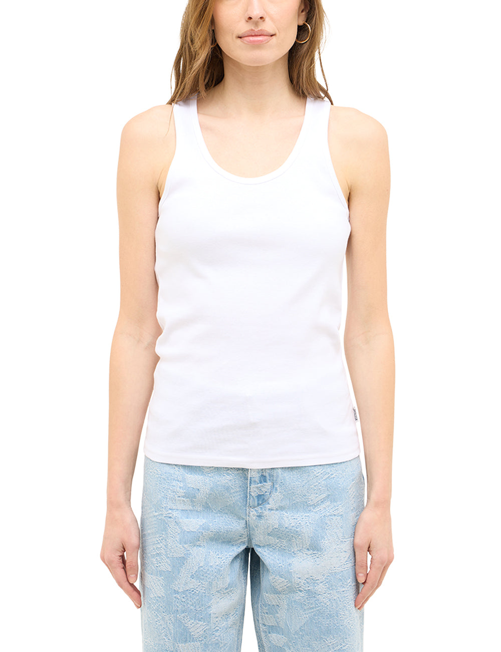 Tricou Slim Adena alb, față, purtat, decolteu larg