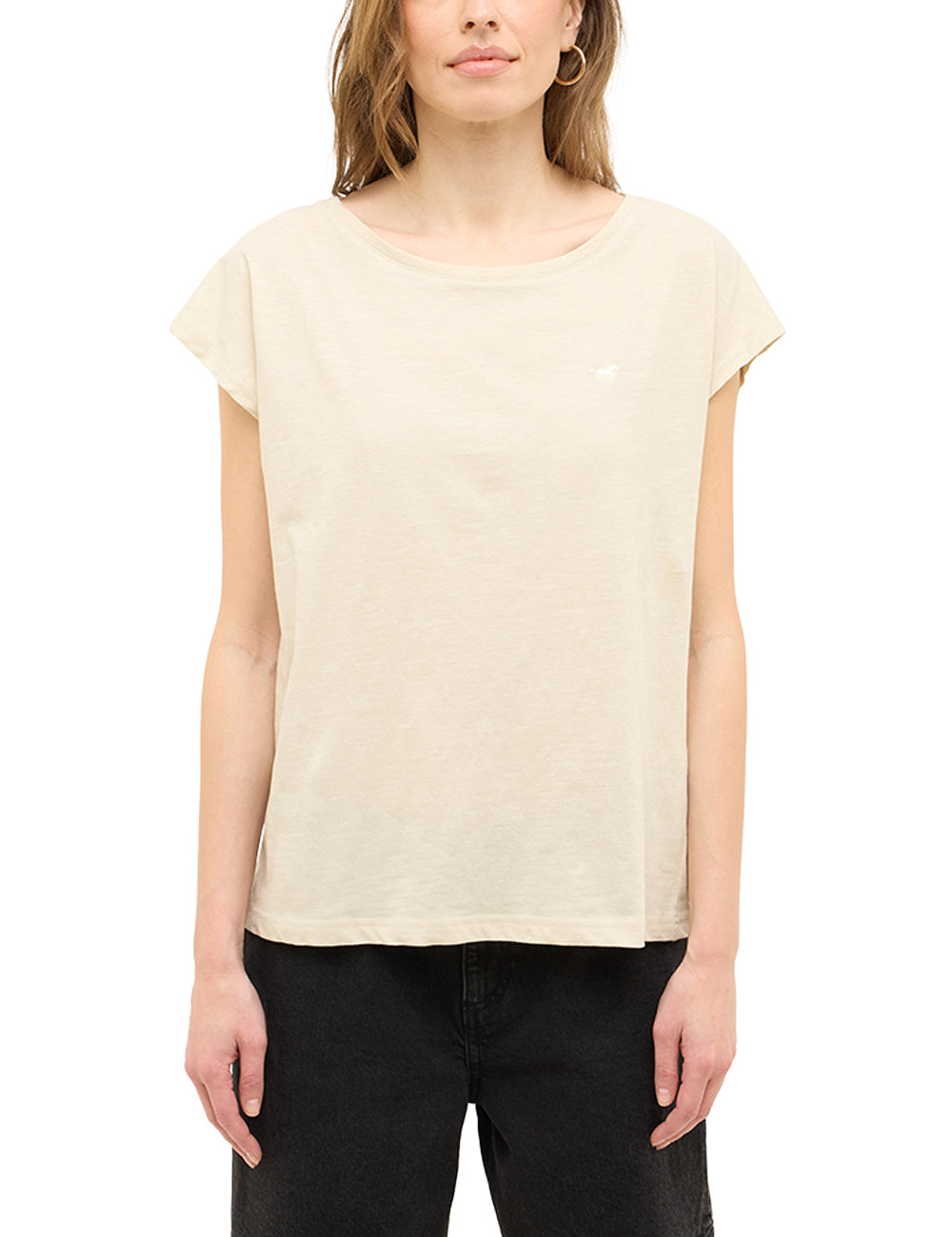 Tricou Relaxed Lesley bej deschis, față, purtat pe model, siglă mică brodată pe piept