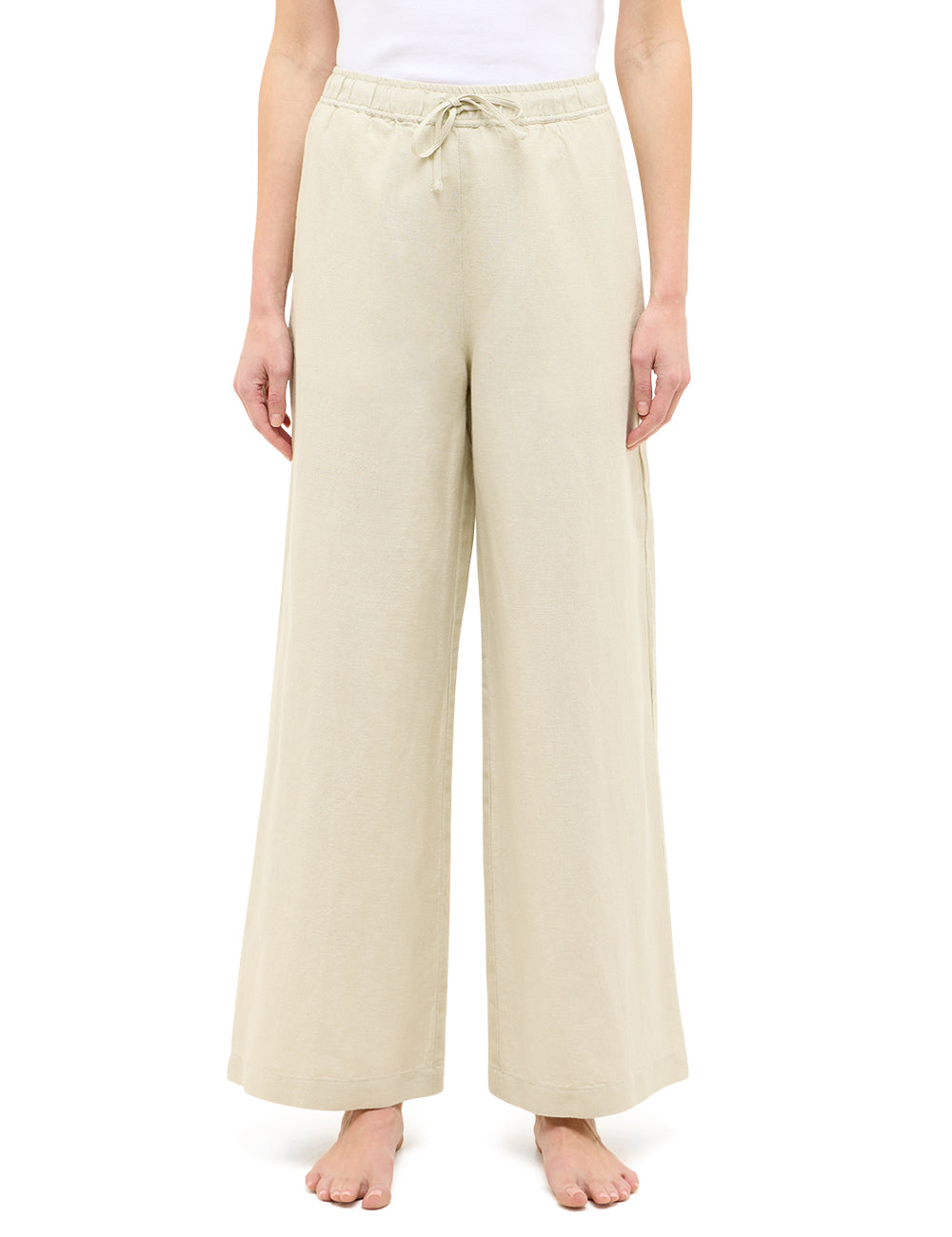 Pantaloni Tuscaloosa bej, față, purtați cu bluză albă, croi larg până la gleznă