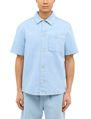 Cămașă Boxy Phoenix Denim albastru deschis, față, purtată cu pantaloni denim asortați