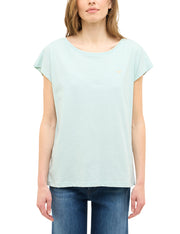 Tricou Relaxed Lesley verde-albăstrui pal, față, purtat pe model, siglă brodată pe piept