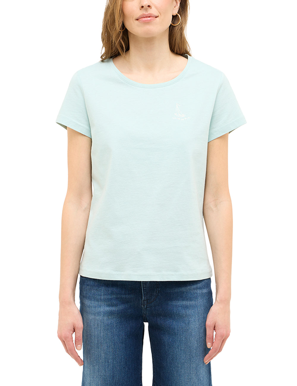Tricou Alma verde mentă pal, față, purtat pe model, prim-plan pe imprimeul de pe piept