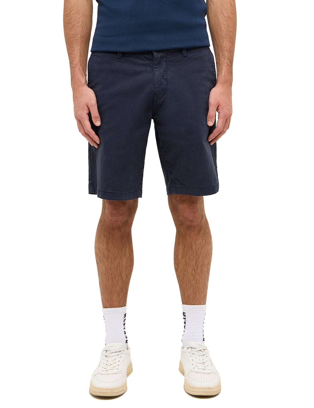Bermude Amsterdam albastru închis, față, purtate cu tricou și pantofi sport albi