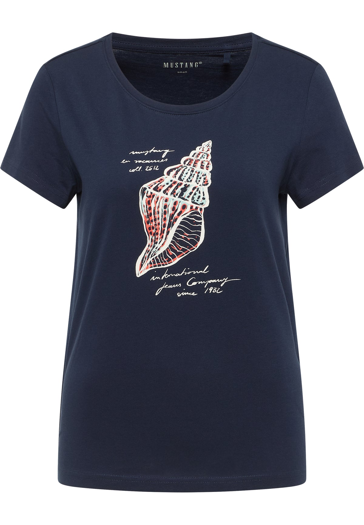 Tricou Alma bleumarin, față, imprimeu mare cu cochilie stilizată și textul „Mustang en vacances”