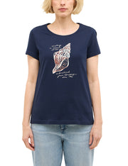 Tricou Alma bleumarin, față, purtat pe model, imprimeu cu cochilie stilizată pe piept