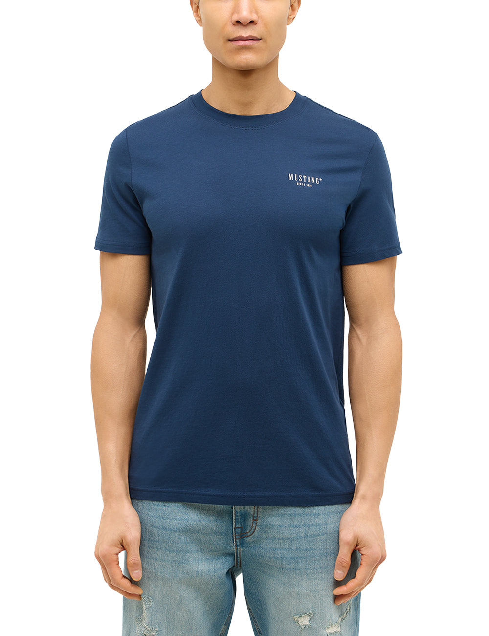 Tricou Austin albastru închis, față, purtat pe model, imprimeu mic cu Mustang since 1932 pe piept