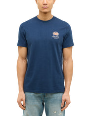 Tricou Austin albastru bleumarin, față, purtat pe model, imprimeu mic pe piept