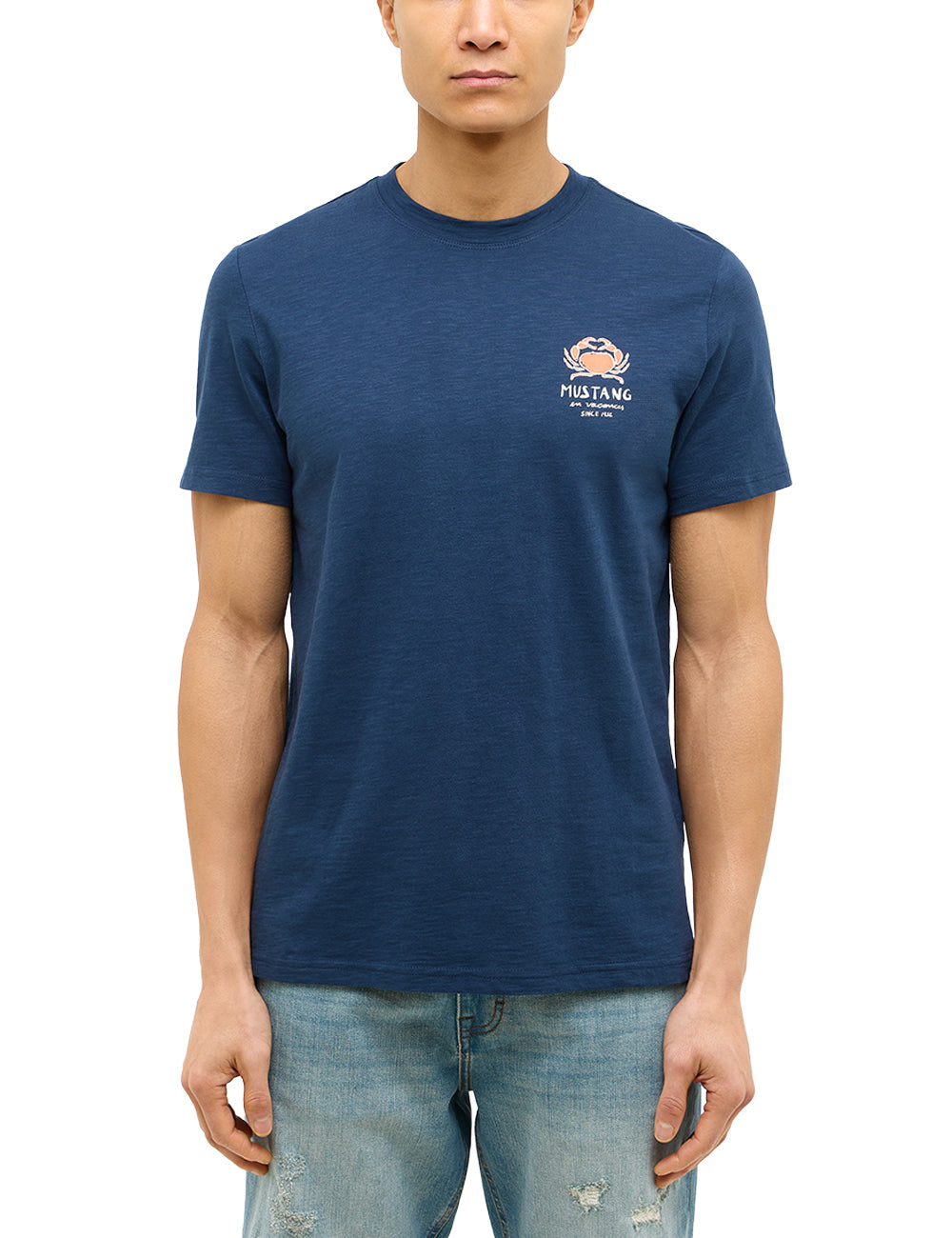 Tricou Austin albastru bleumarin, față, purtat pe model, imprimeu mic pe piept