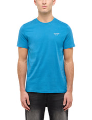 Tricou Austin albastru turcoaz, față, purtat pe model, imprimeu mic cu Mustang since 1932 pe piept