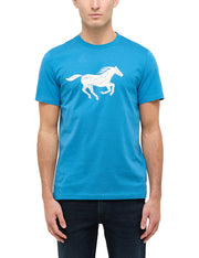 Tricou Austin albastru turcoaz, față, purtat pe model, imprimeu mare cu un cal în galop pe piept