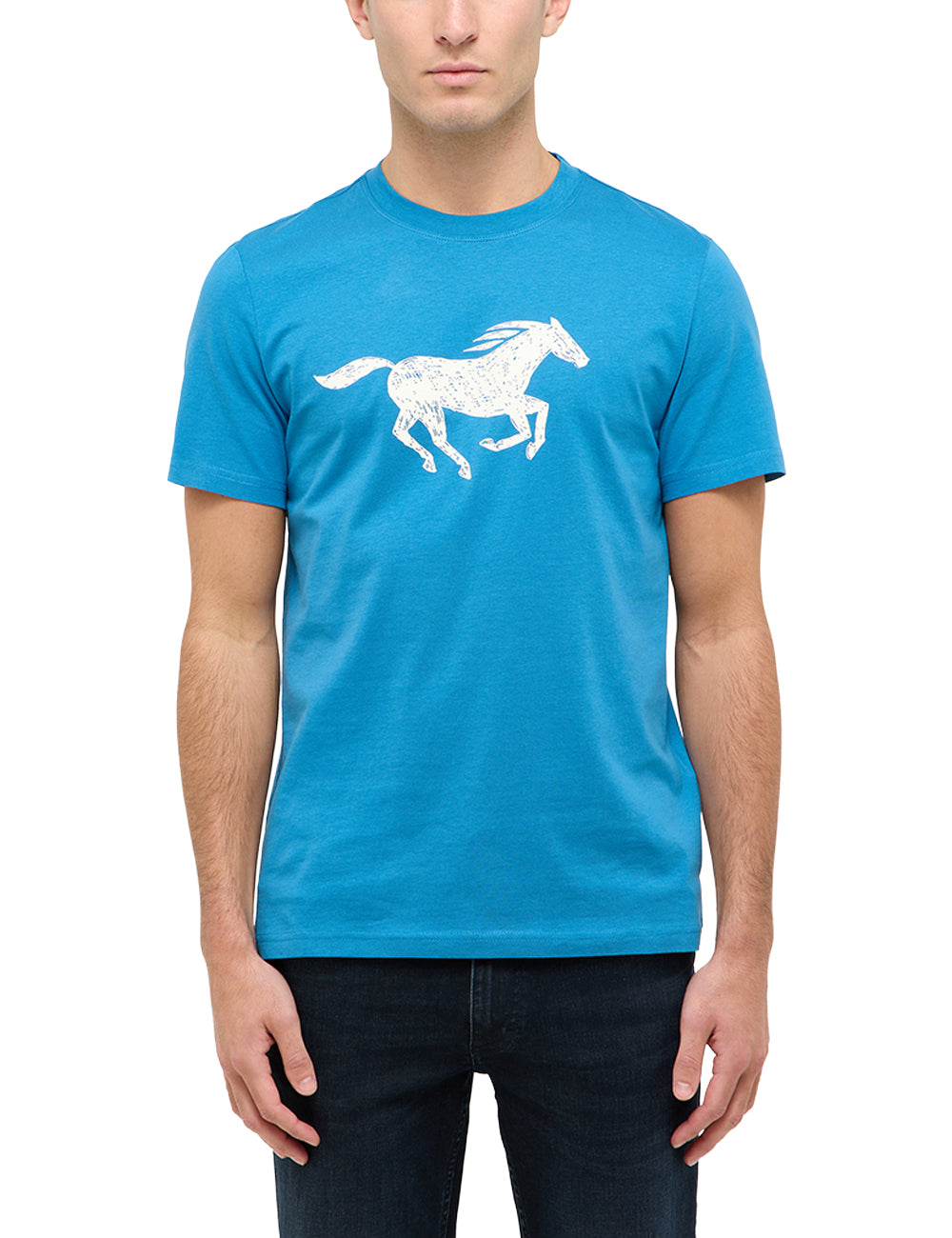 Tricou Austin albastru turcoaz, față, purtat pe model, imprimeu mare cu un cal în galop pe piept