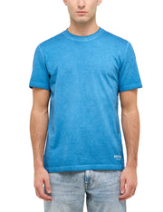 Tricou Austin albastru deschis, față, purtat cu blugi deschiși la culoare