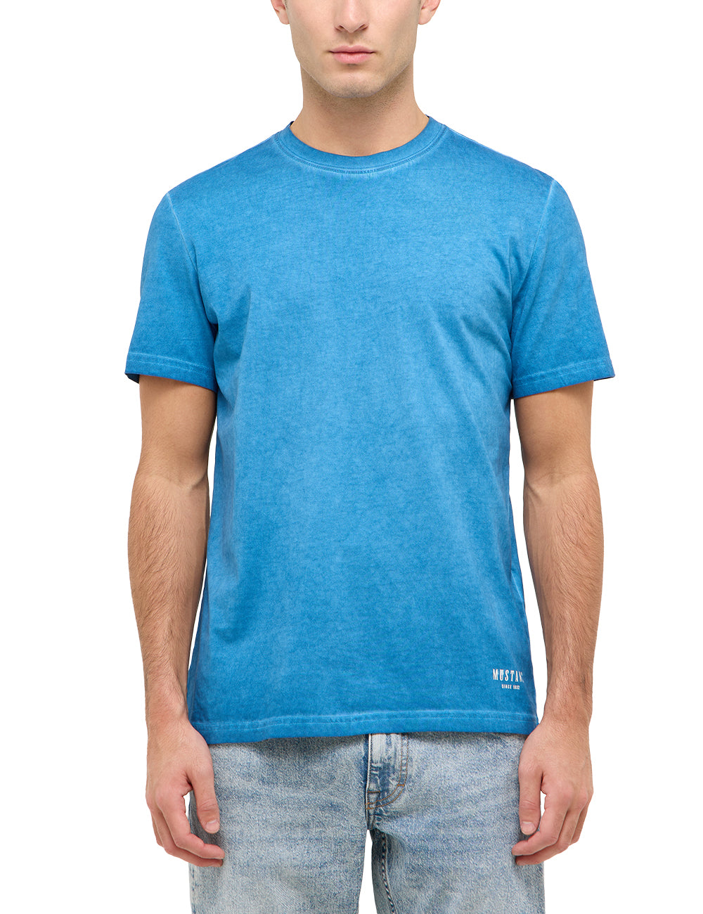 Tricou Austin albastru deschis, față, purtat cu blugi deschiși la culoare