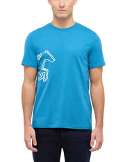 Tricou Austin albastru deschis, față, purtat pe model, imprimeu alb cu contur de cal în poziție de cabrare