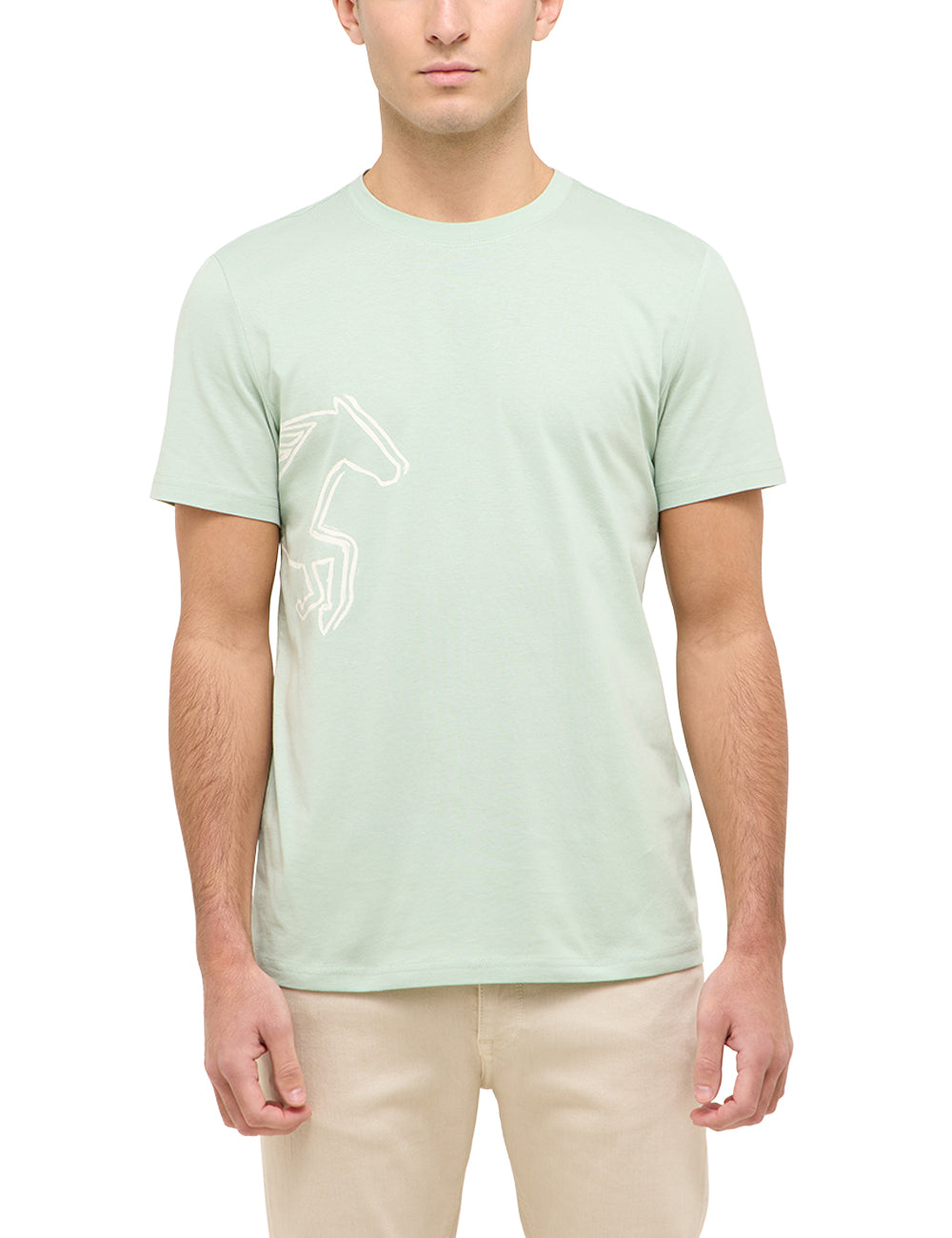 Tricou Austin verde deschis, față, purtat pe model, imprimeu alb cu contur de cal în poziție de cabrare