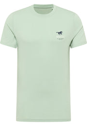 Tricou Austin verde deschis, față, siglă mică pe piept cu cal alergând și textul „Mustang, Int. Jeans Company Since 1932”