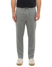 Pantaloni Milano Jogger gri melanj, față, purtați cu betelie elastică vizibilă și croi conic