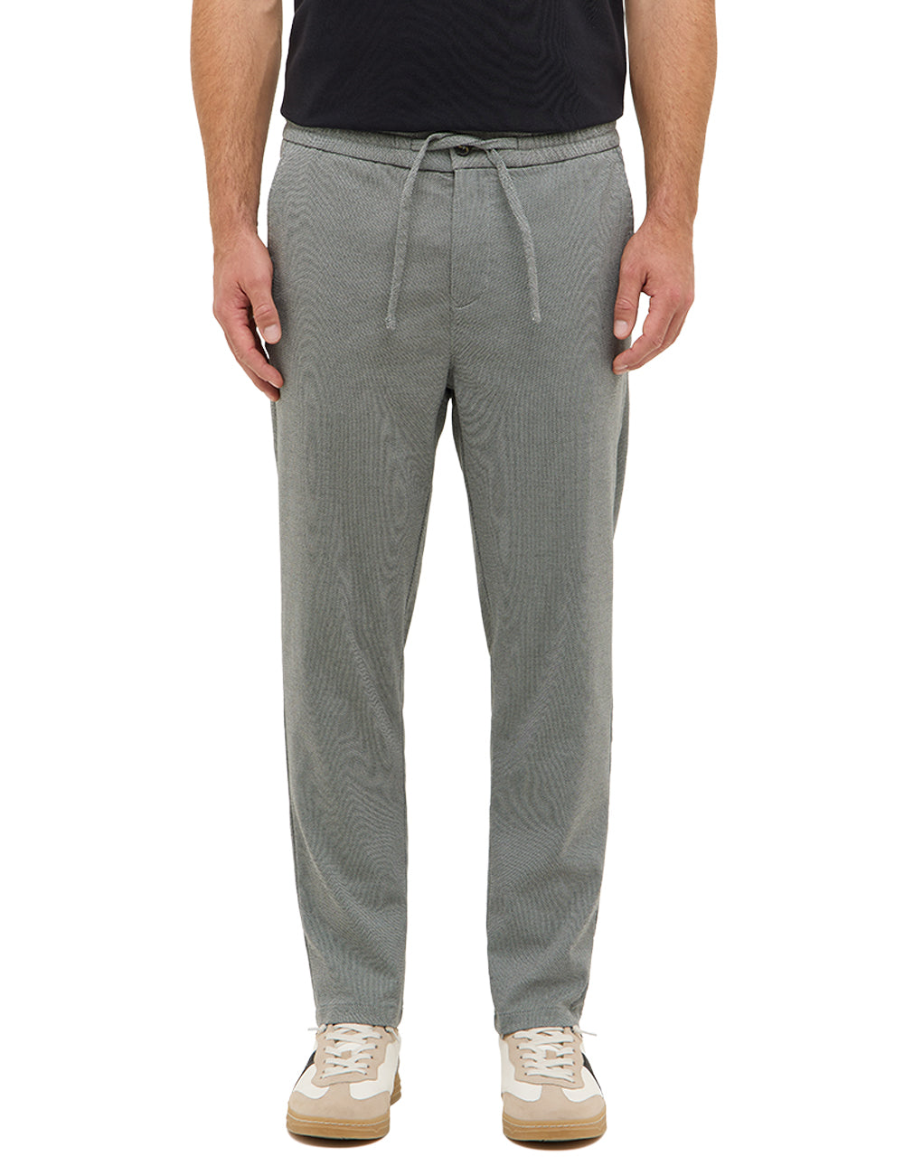 Pantaloni Milano Jogger gri melanj, față, purtați cu betelie elastică vizibilă și croi conic