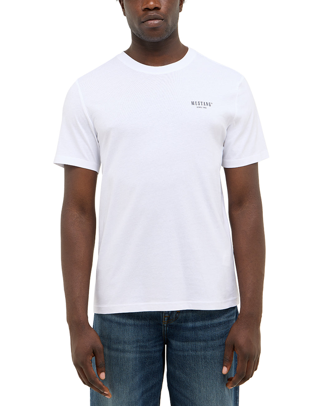 Tricou Austin alb, față, purtat pe model, logo text mic pe piept