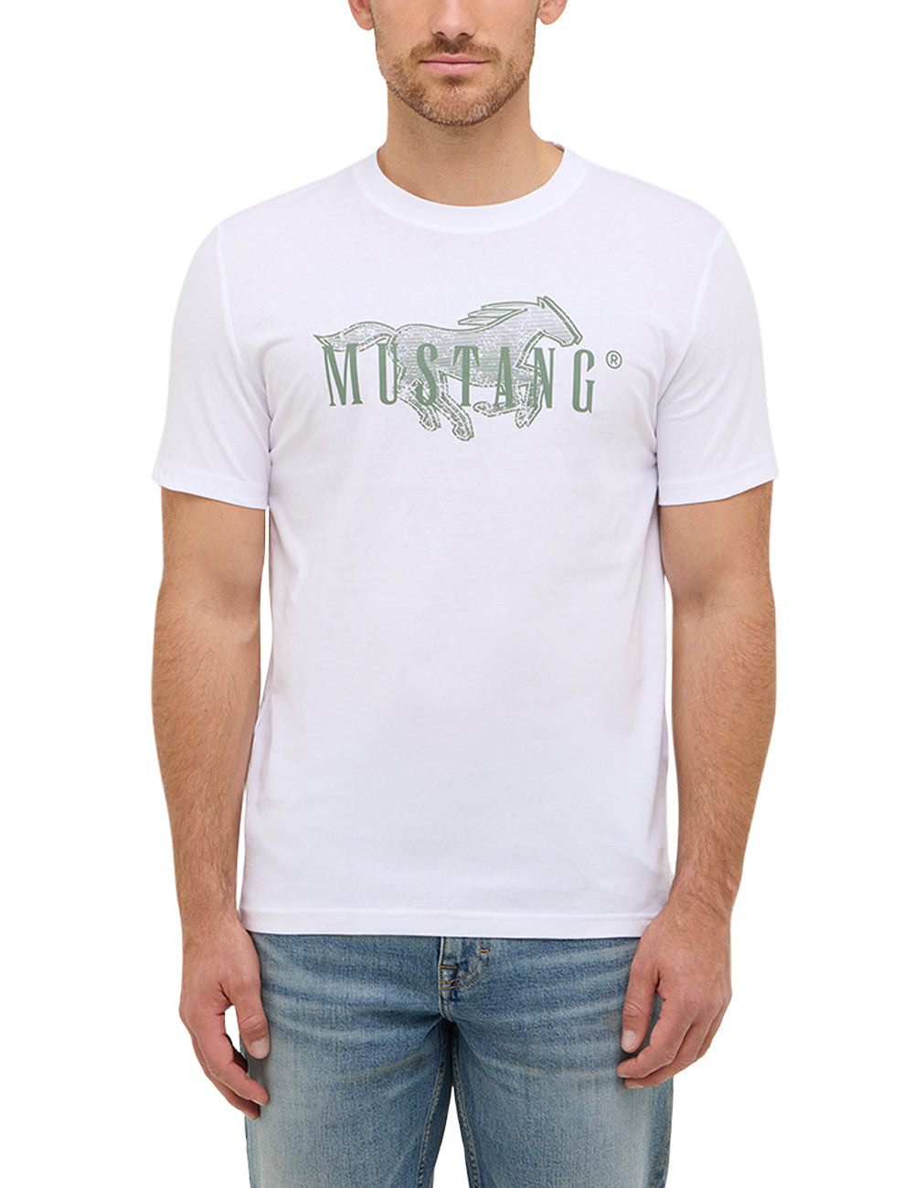 Tricou Austin alb, față, purtat pe model, imprimeu mare pe piept