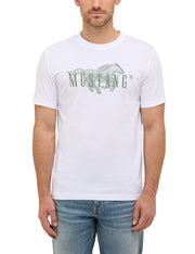 Tricou Austin alb, față, purtat pe model, imprimeu mare pe piept