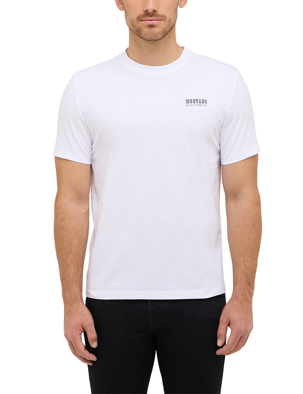Tricou Austin alb, față, purtat de model, logo mic pe piept