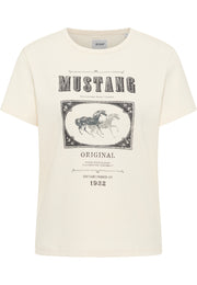 Tricou Rosewood alb, față, imprimeu mare cu text „Mustang International Jeans Company” și cai în alergare