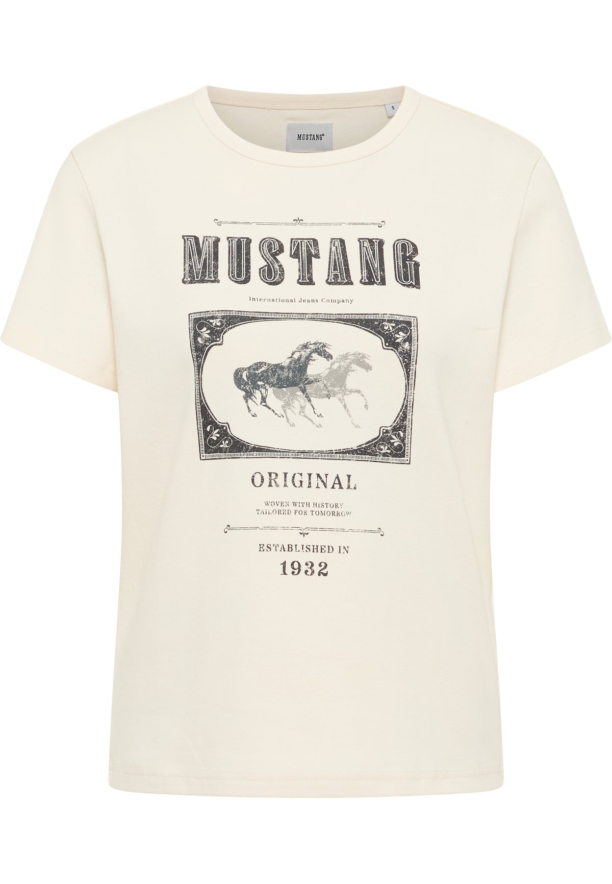 Tricou Rosewood alb, față, imprimeu mare cu text „Mustang International Jeans Company” și cai în alergare