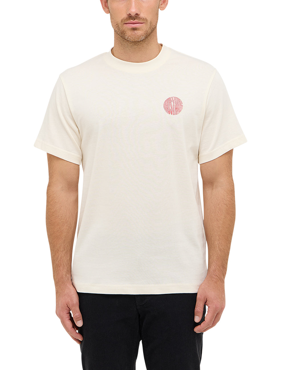 Tricou Akron alb crem, față, purtat pe model, siglă circulară roșie pe piept