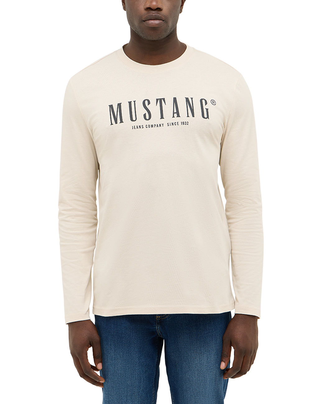 Bluză Asheville bej, față, purtată pe model, imprimeu cu textul „Mustang Jeans Company Since 1932” pe piept